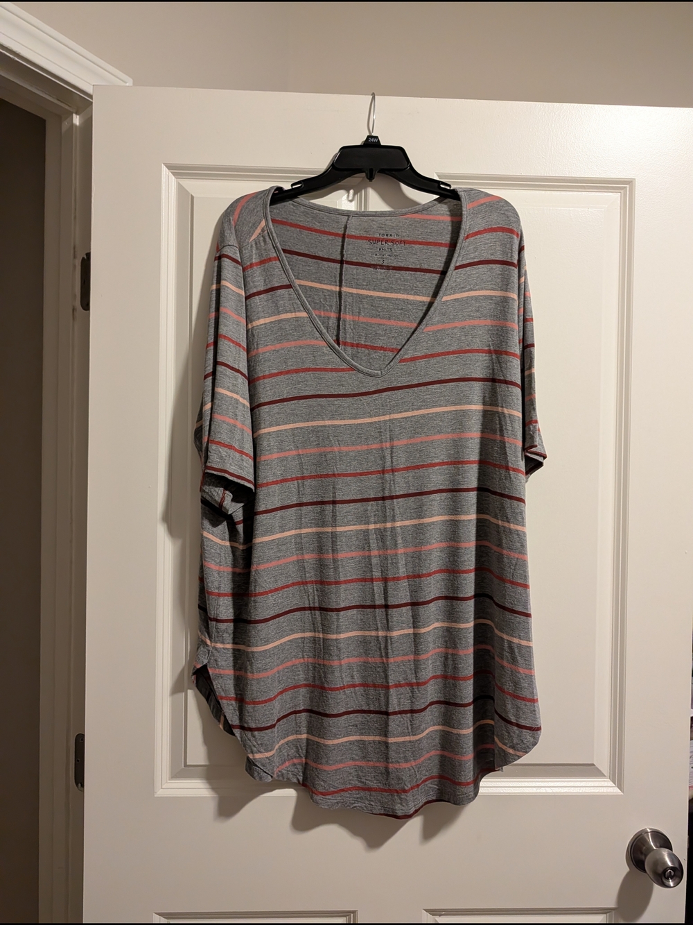Relaxed V-Neck Short Sleeve Stripe Tee in Gray and Coral